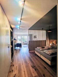 圣莫里茨Sankt Moritz Spirit Piz Bernina 5的一间卧室配有一张床,铺有木地板
