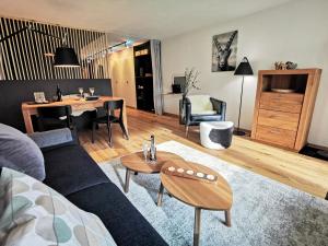 圣莫里茨Sankt Moritz Spirit Piz Bernina 5的客厅配有沙发和桌子