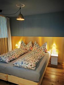 圣莫里茨Sankt Moritz Spirit Piz Bernina 5的卧室内的一张带枕头的大床