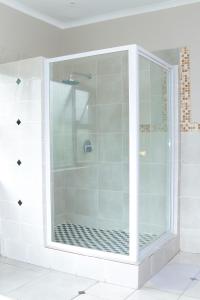 埃祖尔韦尼Early Riser的浴室里设有玻璃门淋浴