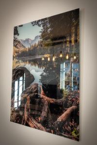 勒芒Bonuit的墙上有灯光的湖泊图片