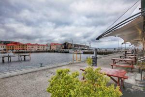 霍巴特Central Hobart - Beautiful Apartment的享有带长椅和建筑的码头景色