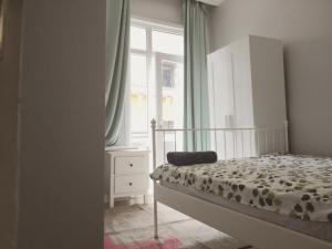 伊斯坦布尔Gafa Garden Hostel & Apartments - Great Location的一间卧室配有一张床、一个梳妆台和一扇窗户。