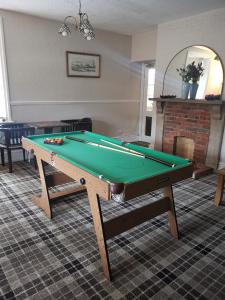 奥斯顿菲尔德Newton House的客厅配有台球桌和设施
