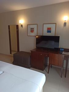 拉考蒂纳达Hotel MU & SPA的客厅配有平面电视和沙发。