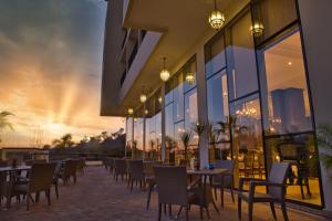 非斯Palais Médina Riad Resort的庭院内的餐厅,配有桌椅