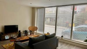伦敦Lovely 1-bedroom apartment in London N1的客厅配有沙发和桌子