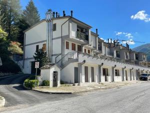 Castelsantangelo sul NeraLa casina di Francy的道路一侧的白色大建筑