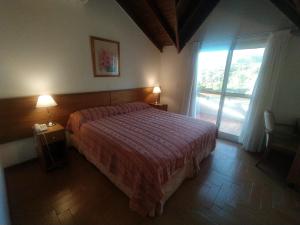 梅洛Rincon del Valle的一间卧室设有一张床和一个大窗户