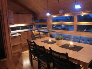 奥尔Svarthamar - cabin with amazing view的厨房配有木桌和两把蜡烛