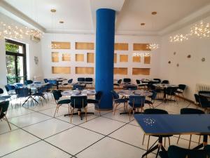 韦内雷港格拉兹酒店的配有桌椅的房间和大型蓝色柱子