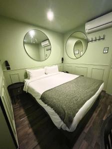 尼斯贝尔纳酒店的一间卧室配有一张大床和两面镜子