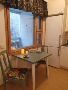 罗瓦涅米Apartment Marja's place的带窗户的厨房里的桌椅