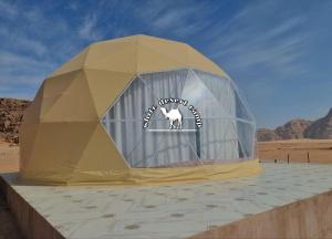 瓦迪拉姆White Desert Camp的沙漠中的一个帐篷