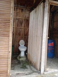 FamMarine homestay的谷仓内白色的厕所