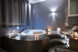 莫诺波利Suite1212 - Rattazzi的客房内的浴室设有大浴缸