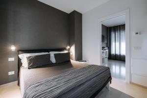 莫诺波利Suite1212 - Rattazzi的一间卧室设有一张大床和黑色墙壁