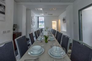曼彻斯特Midwood Lodge的长长的用餐室配有长桌子和椅子