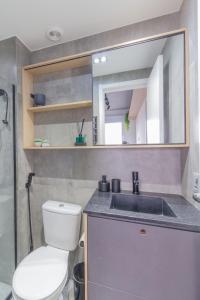 圣保罗O melhor da studio da região!的一间带卫生间、水槽和镜子的浴室