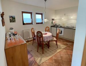 圣马丁Ferienapartments im Hintergässel的厨房以及带桌椅的用餐室。