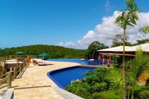 马塞约Villas do Pratagy resort Maceió próximo praia的一个带游泳池的度假村和一个度假村