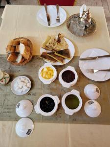 伊尔富德Hotel la Perle d'Arfoud的餐桌上放有盘子和碗的食物