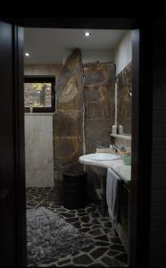 GelnicaCHALET RaJ的石质浴室设有水槽和淋浴。