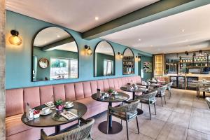 开普敦海景之家酒店的一间带桌椅的餐厅和一间酒吧