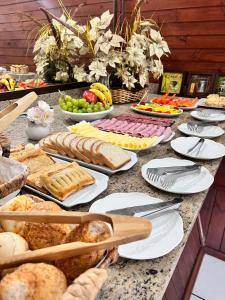 卡内拉Pousada Suíça的填满了各种食物的桌子
