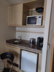 巴西利亚Lets Idea Hotel Flat Particular的一间带柜台和微波炉的小厨房