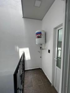 Salvador MazzaEDIFICIO BETEL的白色墙壁上带热水器的楼梯