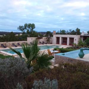 索维拉Villa des Hauts Mogador的庭院内带游泳池的别墅