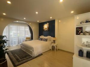 胡志明市Chez Mimosa Corner - New address 90 Đề Thám的卧室配有白色的床和窗户。