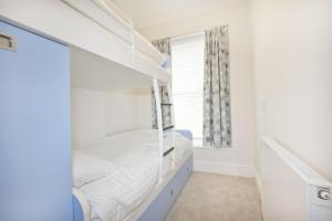 阿伯蒂费Beautiful Aberdovey Seafront Apartment 2的一间卧室设有双层床和窗户。