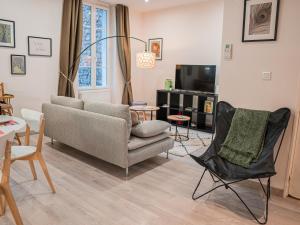 克莱蒙费朗L'annexe Clermont Ferrand的客厅配有沙发和椅子