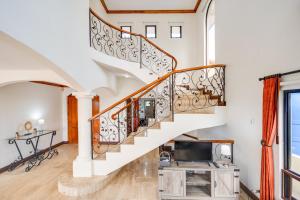 普拉亚埃尔莫萨Casa Gerónimo的房屋内的楼梯,拥有白色的墙壁和木地板