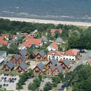 卡尔斯哈根尤斯多姆自行车套房酒店的享有城镇的空中景致,设有房屋和海滩