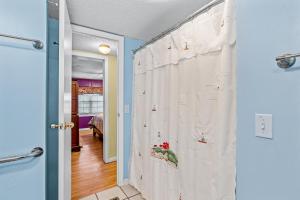 大西洋滩Fanci's Hideout的客房内的带浴帘的浴室