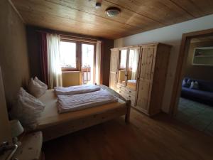 FleresFluenerhof的一间小卧室,配有床和窗户