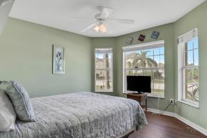 达文波特Florida Splash的一间卧室配有一张床和一台平面电视