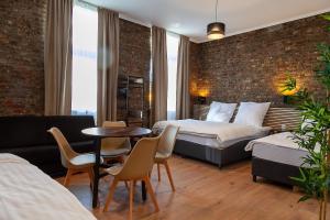 亚琛Hotel Soers的酒店客房带一张床、一张桌子和椅子