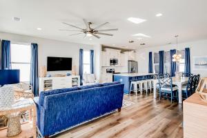 默特尔比奇Blue Wave的客厅配有蓝色的沙发和桌子
