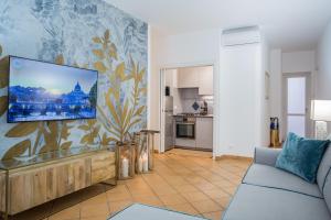 罗马Domus Regola Luxury Apartment的客厅设有壁挂式平面电视。