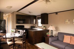 滨湖尼亚加拉Vine Ridge Resort的厨房以及带桌子和沙发的客厅。