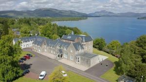 亚历山德里亚Benoch Lomond Castle的水边大房子的空中景色