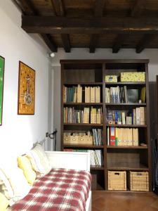苏特里Verso Sud的客厅设有书架,书架上摆放着书籍