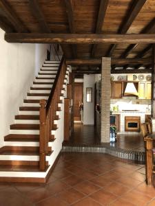 苏特里Verso Sud的拥有木制天花板的厨房内的楼梯