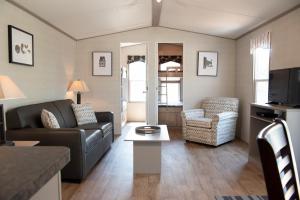 滨湖尼亚加拉Vine Ridge Resort - Cottages的客厅配有沙发和椅子