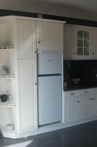 阿马兰特Centro da cidade Amarante的厨房配有白色橱柜和白色冰箱。