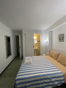 滨海托萨P&R hostals Maria Rosa的一间卧室配有一张大床和一张沙发